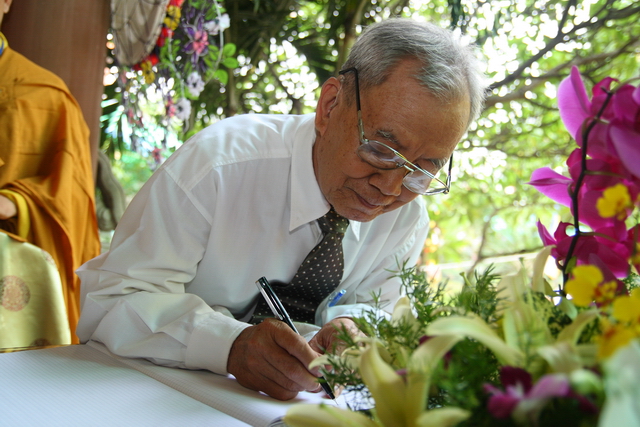Chùm ảnh: Các đoàn viếng tang lễ HT. Thích Minh Châu - Sáng 06/09/2012