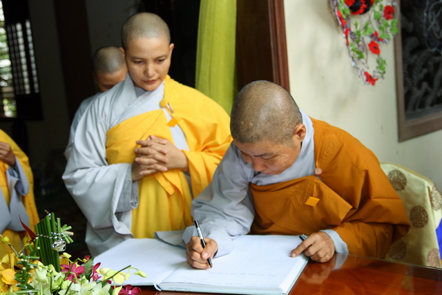 Chùm ảnh: Các đoàn viếng tang lễ HT. Thích Minh Châu - Chiều 06/09/2012