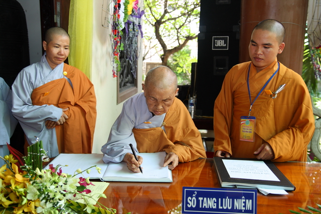 Chùm ảnh: Các đoàn viếng tang lễ HT. Thích Minh Châu - Chiều 06/09/2012