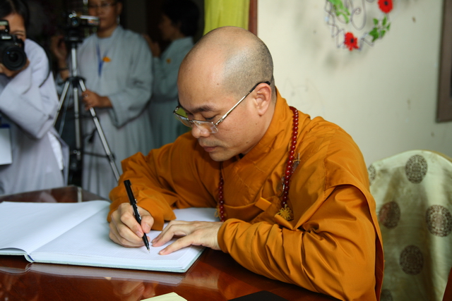 Chùm ảnh: Các đoàn viếng tang lễ HT. Thích Minh Châu - Chiều 06/09/2012