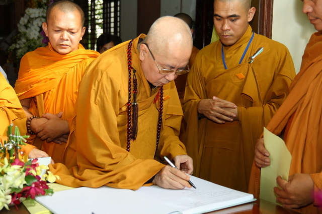 Chùm ảnh: Các đoàn viếng tang lễ HT. Thích Minh Châu - Chiều 06/09/2012