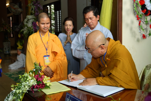 Chùm ảnh: Các đoàn viếng tang lễ HT. Thích Minh Châu - Chiều 06/09/2012