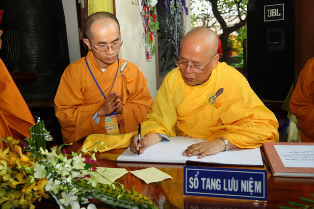 Chùm ảnh: Các đoàn viếng tang lễ HT. Thích Minh Châu - Chiều 06/09/2012
