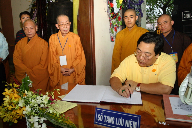 Chùm ảnh: Các đoàn viếng tang lễ HT. Thích Minh Châu - Chiều 06/09/2012
