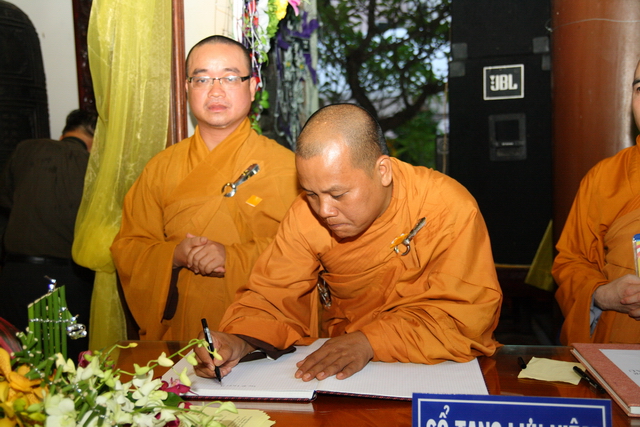 Chùm ảnh: Các đoàn viếng tang lễ HT. Thích Minh Châu - Chiều 06/09/2012