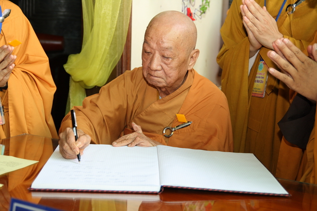 Chùm ảnh: Các đoàn viếng tang lễ HT. Thích Minh Châu - Sáng 07/09/2012