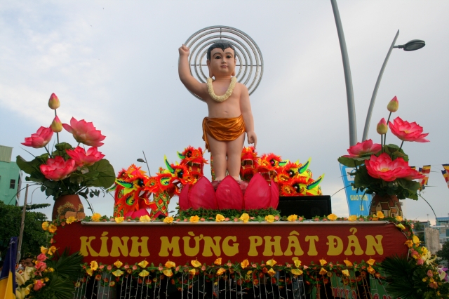 Chùm ảnh: Rực rỡ xe hoa Phật đản PL 2556 tại TP. HCM