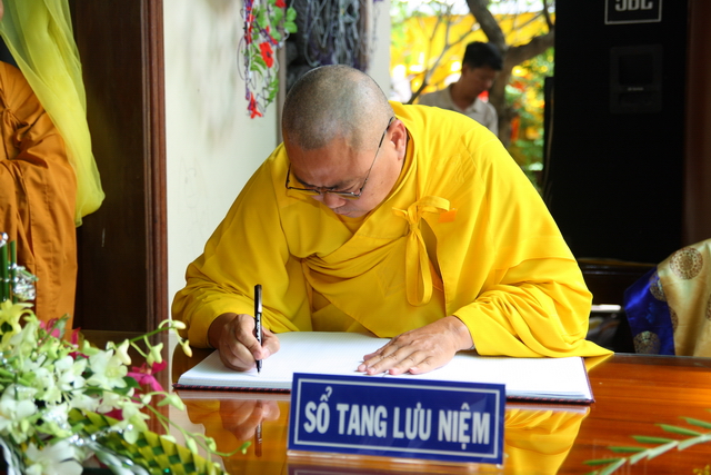 Chùm ảnh: Các đoàn viếng tang lễ HT. Thích Minh Châu - Chiều 07/09/2012 - Phần 1