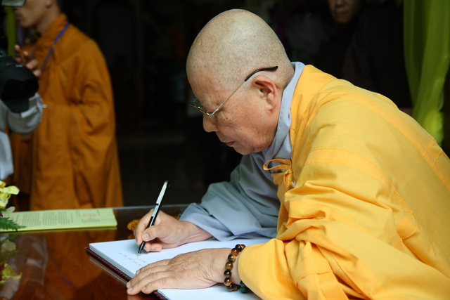 Chùm ảnh: Các đoàn viếng tang lễ HT. Thích Minh Châu - Chiều 07/09/2012 - Phần 1