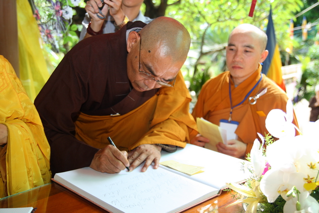 Chùm ảnh: Các đoàn viếng tang lễ HT. Thích Minh Châu - Chiều 07/09/2012 - Phần 1