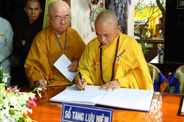 Chùm ảnh: Các đoàn viếng tang lễ HT. Thích Minh Châu - Chiều 07/09/2012 - Phần 1