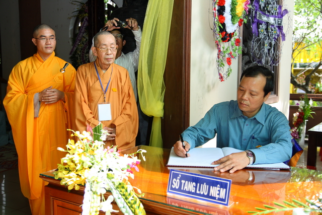 Chùm ảnh: Các đoàn viếng tang lễ HT. Thích Minh Châu - Chiều 07/09/2012 - Phần 1
