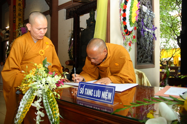 Chùm ảnh: Các đoàn viếng tang lễ HT. Thích Minh Châu - Chiều 07/09/2012 - Phần 1