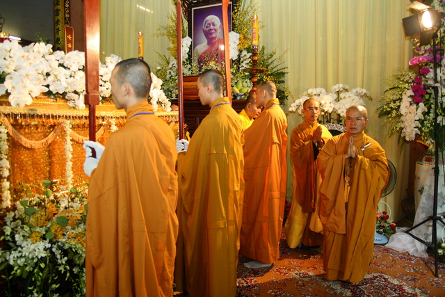 Chùm ảnh: Các đoàn viếng tang lễ HT. Thích Minh Châu - Chiều 07/09/2012 - Phần 2
