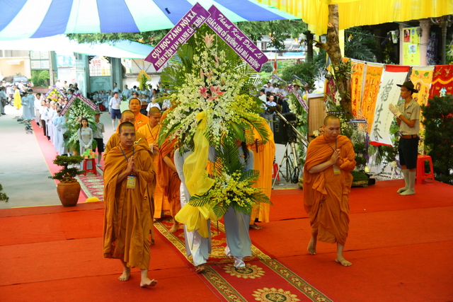 Chùm ảnh: Các đoàn viếng tang lễ HT. Thích Minh Châu - Chiều 07/09/2012 - Phần 2