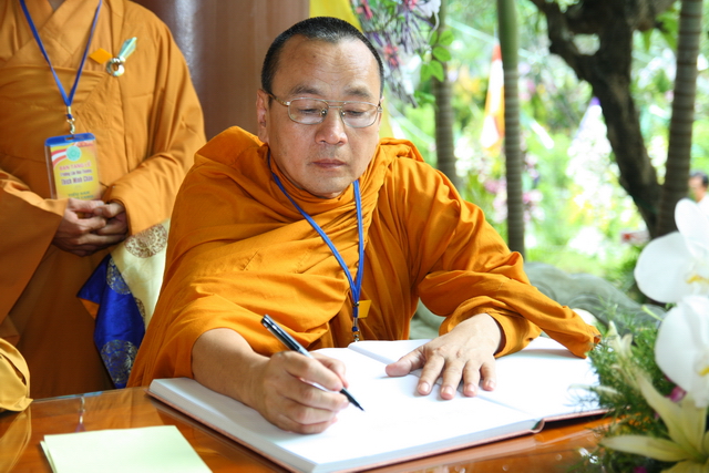 Chùm ảnh: Các đoàn viếng tang lễ HT. Thích Minh Châu - Chiều 07/09/2012 - Phần 2