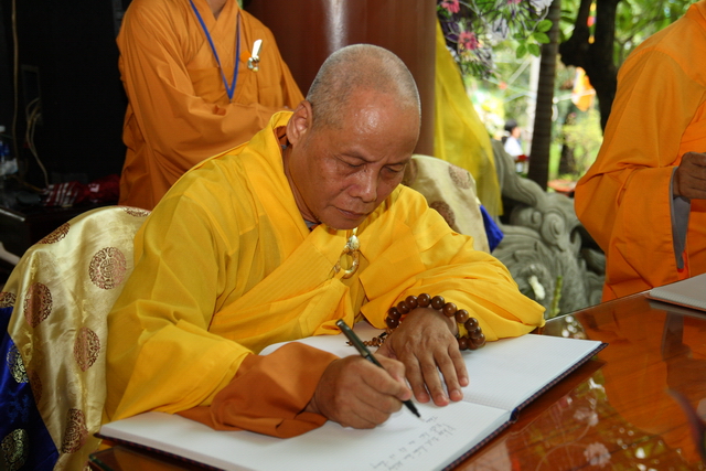 Chùm ảnh: Các đoàn viếng tang lễ HT. Thích Minh Châu - Chiều 07/09/2012 - Phần 2