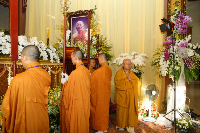 Chùm ảnh: Các đoàn viếng tang lễ HT. Thích Minh Châu - Chiều 07/09/2012 - Phần 2