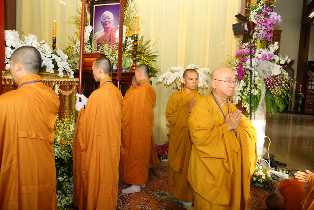 Chùm ảnh: Các đoàn viếng tang lễ HT. Thích Minh Châu - Chiều 07/09/2012 - Phần 2
