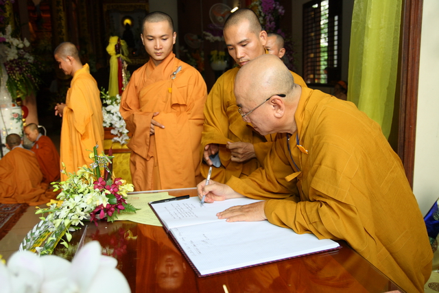 Chùm ảnh: Các đoàn viếng tang lễ HT. Thích Minh Châu - Chiều 07/09/2012 - Phần 2