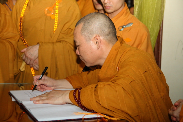 Chùm ảnh: Các đoàn viếng tang lễ HT. Thích Minh Châu - Chiều 07/09/2012 - Phần 2