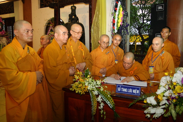 Chùm ảnh: Các đoàn viếng tang lễ HT. Thích Minh Châu - Chiều 07/09/2012 - Phần 2