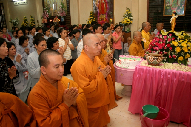 Chùm ảnh: Lễ tắm Phật tại chùa Giác Ngộ - Phật đản PL 2556