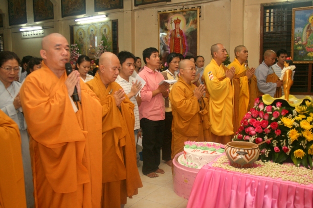 Chùm ảnh: Lễ tắm Phật tại chùa Giác Ngộ - Phật đản PL 2556