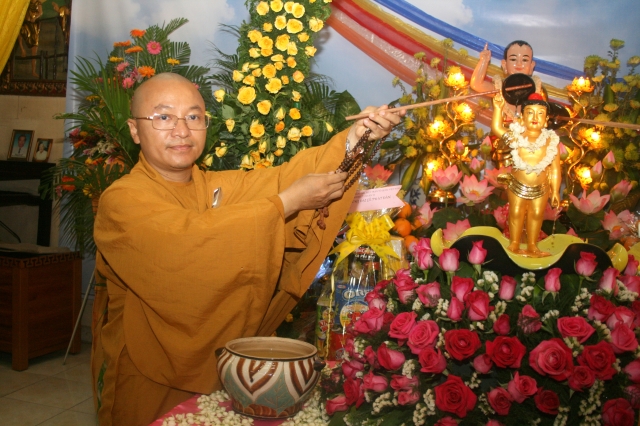 Chùm ảnh: Lễ tắm Phật tại chùa Giác Ngộ - Phật đản PL 2556