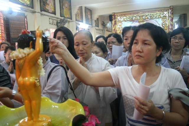 Chùm ảnh: Lễ tắm Phật tại chùa Giác Ngộ - Phật đản PL 2556