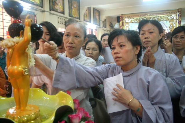 Chùm ảnh: Lễ tắm Phật tại chùa Giác Ngộ - Phật đản PL 2556