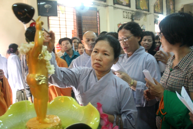 Chùm ảnh: Lễ tắm Phật tại chùa Giác Ngộ - Phật đản PL 2556