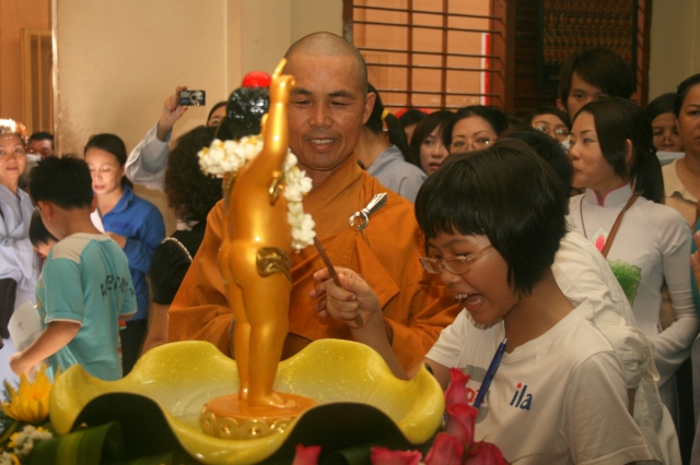 Chùm ảnh: Lễ tắm Phật tại chùa Giác Ngộ - Phật đản PL 2556