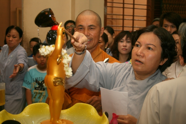 Chùm ảnh: Lễ tắm Phật tại chùa Giác Ngộ - Phật đản PL 2556