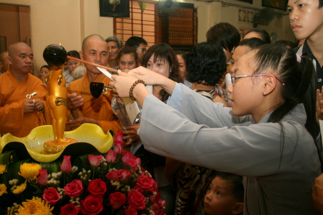 Chùm ảnh: Lễ tắm Phật tại chùa Giác Ngộ - Phật đản PL 2556