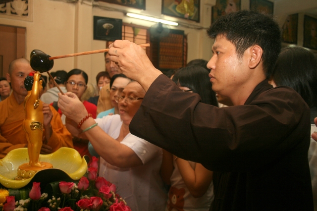 Chùm ảnh: Lễ tắm Phật tại chùa Giác Ngộ - Phật đản PL 2556