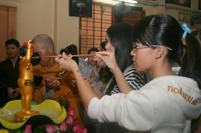 Chùm ảnh: Lễ tắm Phật tại chùa Giác Ngộ - Phật đản PL 2556