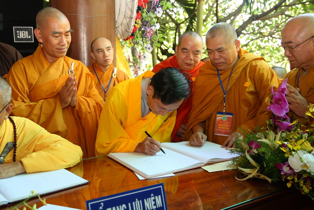 Chùm ảnh: Các đoàn viếng tang lễ HT. Thích Minh Châu - Sáng 08/09/2012