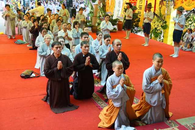 Chùm ảnh: Các đoàn viếng tang lễ HT. Thích Minh Châu - Chiều 08/09/2012