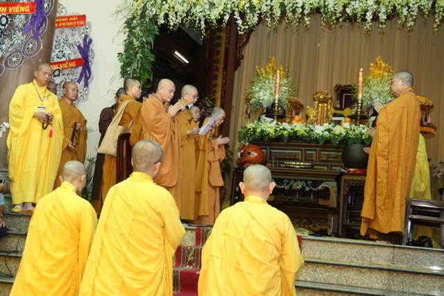 Vạn Hạnh: Lễ tống biệt nhục thân cố HT. Thượng Minh hạ Châu về cõi Phật