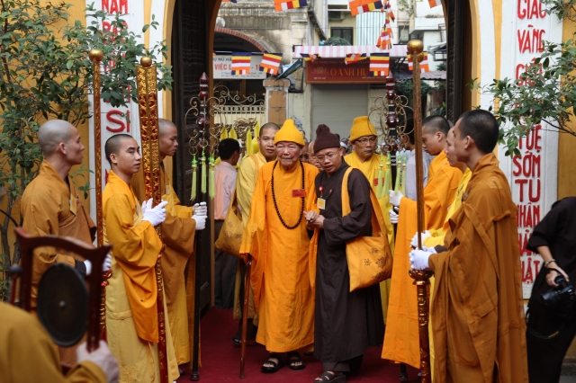 Hà Nội: Chùm ảnh đoàn Đại biểu cử hành nghi lễ cầu nguyện tại chùa Quán Sứ