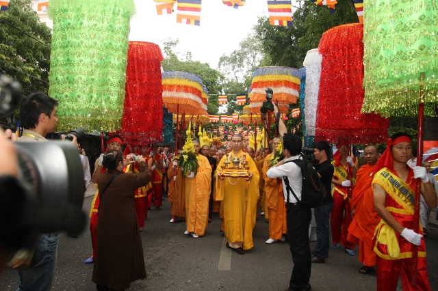 Hà Nội: Thiêng liêng, hoành tráng nghi lễ cung rước chư tôn đức giáo phẩm quang lâm