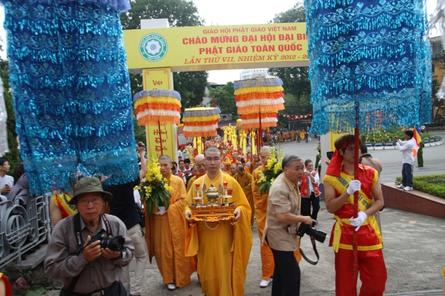 Hà Nội: Thiêng liêng, hoành tráng nghi lễ cung rước chư tôn đức giáo phẩm quang lâm