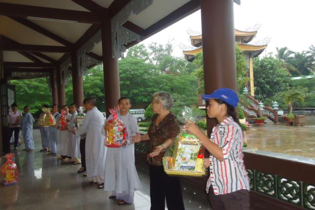 Bình Dương: Ban Trị Sự Phật Giáo tổ chức chương trình Vầng Trăng Trẻ Thơ