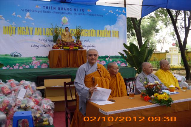 Bình Dương: Trao tặng quà đến người khiếm thị nhân mùa Trung Thu