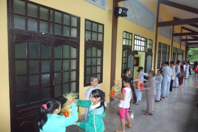 Bình Dương: Ban Trị Sự Phật Giáo tổ chức chương trình Vầng Trăng Trẻ Thơ