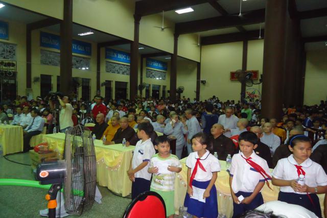 Bình Dương: Ban Trị Sự Phật Giáo tổ chức chương trình Vầng Trăng Trẻ Thơ
