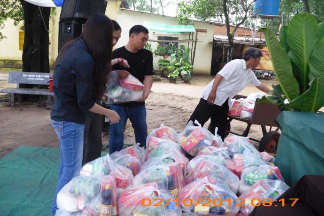 Bình Dương: Trao tặng quà đến người khiếm thị nhân mùa Trung Thu