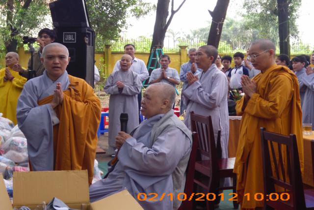 Bình Dương: Trao tặng quà đến người khiếm thị nhân mùa Trung Thu