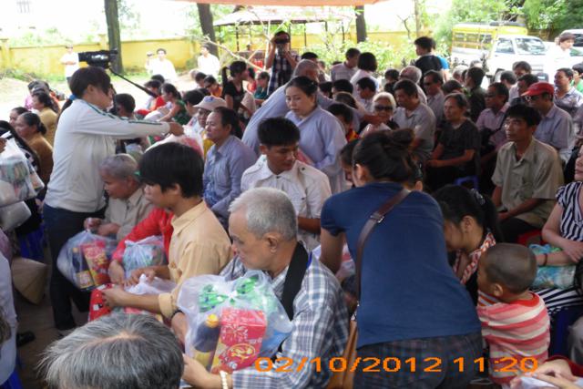 Bình Dương: Trao tặng quà đến người khiếm thị nhân mùa Trung Thu